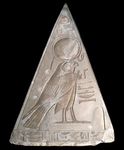 Egyptisk antikvitet: pyramidspetsen av Ramoses kapell dekoree av representationen av Ra-Harakte (Re Harakte) gudomlig av den uppgående solen av Egyptian 19th Dynasty