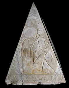 Egyptisk antikvitet: pyramidspetsen av Ramoses kapell decoree av representationen av Re-Atum (Re Atum eller Ra-Atum eller Ra Atum eller Re Toum) gudom för den nedgående solen. 19:e dynastin ((1295-1190 f.Kr.) Deir el Medineh Dim. h. 70 cm Turins egyptiska  av Egyptian 19th Dynasty
