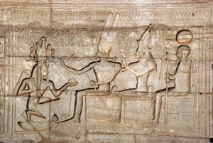 Egyptisk antiken: relief föreställande farao Ramses II framför gudarna från den tebanska triaden, Amon, Mut och Khonsu; Begravningstempel tillägnat farao Ramses II (1279-1213 f.Kr.), platsen för Ramasseum (Ramesseum) i Luxor, Egypten. av Egyptian 19th Dynasty