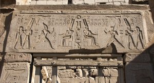 Egyptisk antikvitet: utsikt över arkitraven dekorerar representationen av farao Ramses II som hedrar guden Amon och hieroglyfer, tempel för farao Ramses II (1292-1186 f.Kr.) i Luxor. East Bank (Thebe), Egypten av Egyptian 19th Dynasty