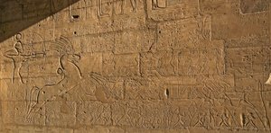 Egyptisk antiken: vy av relieferna som firar RamSes II:s bedrifter under slaget vid Kadesh 1274 f.Kr., begravningstemplet tillägnat farao Ramses II av Egyptian 19th Dynasty