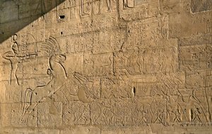 Egyptisk antikvitet: utsikt över relieferna som firar Ramses II:s bedrifter under slaget vid Qadesh 1274 f.Kr., Memorial Temple tillägnat farao Ramses II (1279-1213 f.Kr.), platsen för Ramasseum (Ramesseum) i Luxor, Egypten. av Egyptian 19th Dynasty