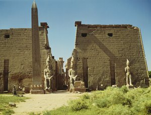 Fasad och första pylon med två sittande statyer av Ramesses II och den återstående obelisken av Egyptian 19th Dynasty