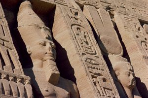 Chefer för Ramesses II (1279-1213) och Hathor/Nefertari på fasaden av drottning Nefertaris tempel, Nya kungariket, ca 1250 f.Kr. (foto) (detalj av 118459) av Egyptian 19th Dynasty