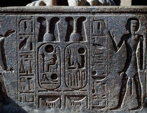 Hieroglyfer, detalj av hov på kolossalstaty av kung, Ramses II:s innergård, Amuntemplet (Unescos världsarvslista) av Egyptian 19th Dynasty