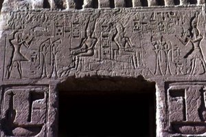 Överliggare ovanför ingångsdörren till Temple of Queen Nefertari, New Kingdom, c.11250 BC (foto) av Egyptian 19th Dynasty