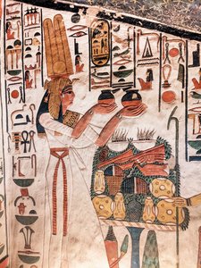 Nefertari ger ett erbjudande, från Nefertaris grav (väggmålning) av Egyptian 19th Dynasty