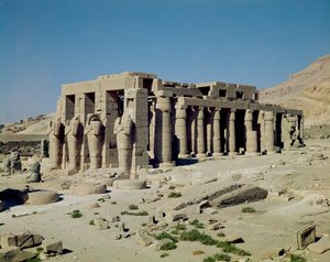 Osiride-figurer av Ramesses II (1279-1213 f.Kr.) som flankerar andra domstolens väggar, New Kingdom,