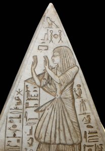 Pyramidon i kalksten poserar på toppen av kapellgravarna i pyramiderna. Det finns allvarliga scener som skildrar solcykeln och den avlidnes tillbedjan av solen. Den kommer från Deir el Medina av Egyptian 19th Dynasty