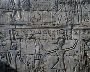 Drottning Hatshepsut inför guden Amun, detalj från scener med offergåvor till gudar, relief, innerväggar i Stora hypostylhallen, Karnaks tempelkomplex (Unescos världsarvslista av Egyptian 19th Dynasty