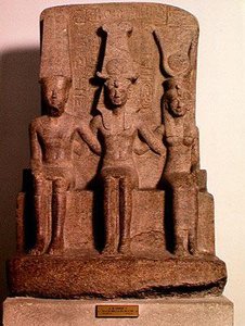 Ramses II (1304-1237 f.Kr.) sittande mellan Amun och Mut, från Karnak, New Kingdom, ca 1279-13 f.Kr. (granit)