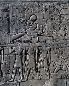 Ramses II framför helig båt, relief, innerväggar i Stora hypostylhallen, Karnaks tempelkomplex (Unescos världsarvslista) av Egyptian 19th Dynasty