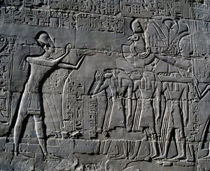 Ramses II offrar framför helig båt, relief, innerväggar i Stora hypostylhallen, Karnaks tempelkomplex (Unescos världsarvslista) av Egyptian 19th Dynasty
