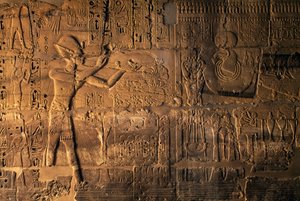 Ramses II offrar framför den heliga båten,Karnak, Egypten (relief) av Egyptian 19th Dynasty