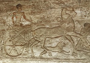 Ramses II på sin vagn, stora templet i Abu Simbel (relief) av Egyptian 19th Dynasty
