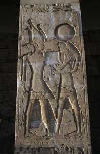Relief föreställande farao med guden Horus, portik i Seti I:s tempel av Egyptian 19th Dynasty