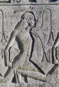 Relief föreställande svarta och asiatiska fångar från slaget vid Kadesh, detalj från tronbasen på fasaden till Ramses II:s stora tempel i Abu Simbel (Unescos världsarvslista) av Egyptian 19th Dynasty