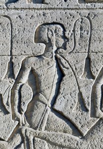 Relief föreställande fånge från slaget vid Kadesh, detalj från tronbasen på fasaden till Ramses II:s stora tempel, Abu Simbel (Unescos världsarvslista) av Egyptian 19th Dynasty