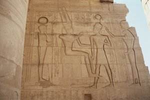 Relief som visar gudinnan Mut med lejoninnans huvud och presenterar Ramesses II för en tronande Amun, som ger honom en ankh, från Great Hypostyle Hall, New Kingdom