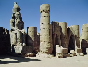 Sittande staty av Ramses II (ca 1279-1213 f.Kr.) i Peristyle Court, New Kingdom