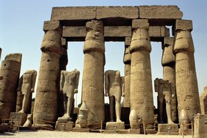 Statyer av Ramses II (1298-32 f.Kr.) och papyrusknoppar i Peristyle Court, New Kingdom, ca 1297-1185 f.Kr.