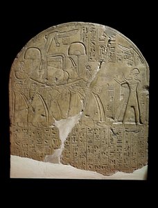 Stela tillägnad Isis av övervakaren av verken i Ramses II:s tempel i Koptos, föreställande kungen som offrar rökelse till Isis heliga båt, buren av präster (kalksten)