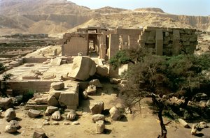 Utsikt från toppen av den första pylonen som visar den fallna kolossen av Ramesses II (1279-1213 f.Kr.) i första domstolen, New Kingdom