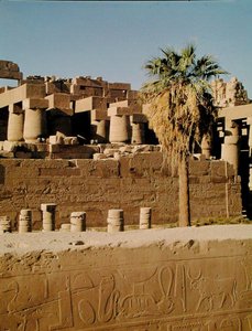 Ramses II mur och Tuthmosis-templet