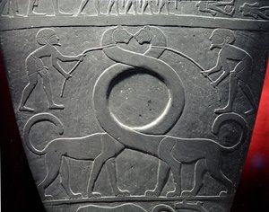 The Narmer Palette: ceremoniell palett som visar ett par långhalsade katter som hålls i koppel, hittade i Hieraconpolis, tidig dynastisk period, c.3000 f.Kr. (skifer) (detalj av 68325)