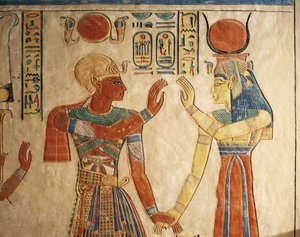 Egypten, Luxor, antika Thebe, Drottningarnas dal, Amonherkhopeshafs grav, målad relief föreställande farao Ramses III framför Isis
