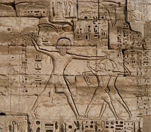 Egyptisk antiken: detalj av reliefer som firar faraos segrar över havets folk. Ramses III:s begravningstempel (1187-1156 f.Kr.). Luxor, Medinet Habu, Egypten av Egyptian 20th Dynasty