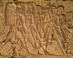 Relief som visar tjänare som bär rep och vapen, från Ramses III:s bårhustemplet (ca 1184-1153 f.Kr.) Nya kungariket