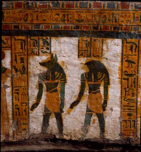 Egyptisk antikvitet: begravningsgenierna Douamoutef och Kebehsenouf (eller Qebehsenouf). dekoration av den antropoida sarkofagen av skrivaren Butehamon, 21:a dynastin (1085-935 f.Kr.). Egyptens museum i Turin (Torino, Museo Egizio) av Egyptian 21st Dynasty