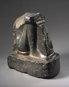 Fragment av en naofor staty, sen dynastisk period (basalt)