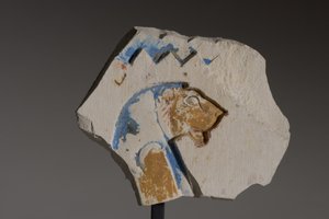 Fragment med en lejonhövdad hieroglyf, sen period (målad kalksten)