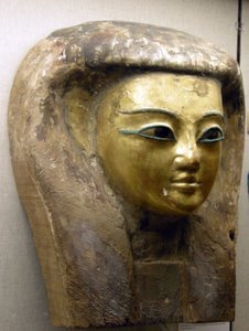 Huvud från en sarkofag, Saitperiod (palmträ med bladguld) av Egyptian 26th Dynasty