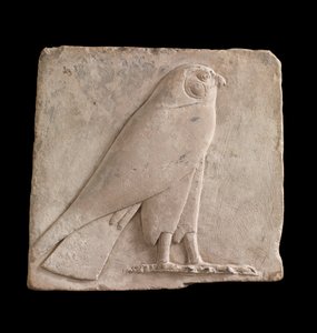 Tavla föreställande en falk, troligen guden Horus, 26:e dynastin eller Saiteperioden, 664-525 f.Kr. eller senare kalksten
