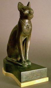 Statyett av en katt som föreställer gudinnan Bastet, bärande kartusch av Psamtek I, Saite Period, c.664-610 (brons & guld)