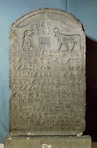 Stela till minne av begravningen av Apis-tjuren under Ahmose II:s (Amasis) regeringstid från Serapeum i Saqqara, sen period, 547 f.Kr. (kalksten)