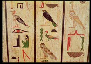 Sarkofagen av Psamtik I (664-610 f.Kr.) detalj av hieroglyfer, sen period (målat trä) av Egyptian 26th Dynasty