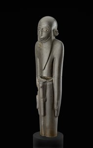 Staty av en skäggig man som bär en keps och ett bälte med penisskida, tillskriven den protodynastiska perioden (ca 2900-2650 f.Kr.) (basalt)