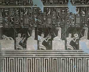 Doleritrelief av Nectanebo I, kung som erbjuder gåvor till en demon, från Heliopolis vid Atums tempel.