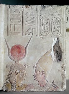 Nectanebo II (360-343 f.Kr.) omfamnas av gudinnan Isis, fragment från en dörr, sen period, c.358-341 f.Kr. (målad kalksten) (se även 172244)