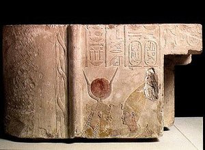 Nectanebo II (360-343 f.Kr.) omfamnas av gudinnan Isis, fragment från en dörr, sen period, c.358-341 f.Kr. (målad kalksten) (se även 172243)