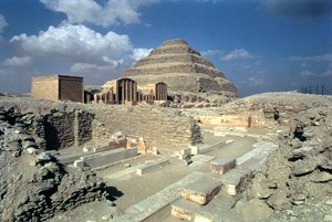 Komplex av Djoser inklusive stegpyramiden och ingången till hägnet, egyptiska, gamla kungariket