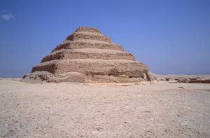 Egyptisk antiken: Utsikt över pyramiden i Sakkarah. Konstruktion av Imhotep för kung Djeser (cirka 2 700 f.Kr.) (3:e dynastin) Saqqarah, Egypten