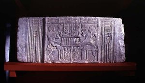 Gesims av en falsk dörr från en mastaba-grav föreställande gravägaren Shery, en hög tjänsteman från dynastin IV och hans fru Khentetka, Saqqara, Gamla kungariket (kalksten) av Egyptian 4th Dynasty