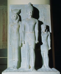 Triad av Menkaure (Mycerinus) med gudinnan Hathor och en av nome-gudinnorna, från daltemplet till Menkaure-pyramiden i Giza, Gamla riket, ca 2529 f.Kr. (skiffer) (se även 68318).