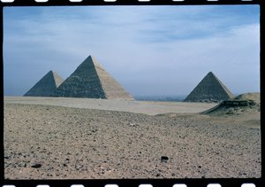 Utsikt över pyramiderna i Khufu, Khafre och Menkaure, Gamla kungariket