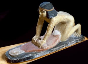 Egyptisk antikvitet: "" egyptisk krossning av spannmål för att göra bröd"" Figur. 5:e dynasti. 2400 f.Kr. Florens, Museo Archeologico av Egyptian 5th Dynasty